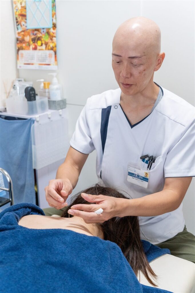 首周りの施術を行っている様子