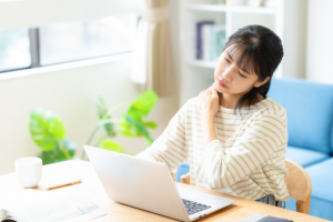 肩こりに悩む女性のイメージ