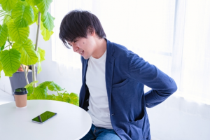 腰痛に悩む男性のイメージ